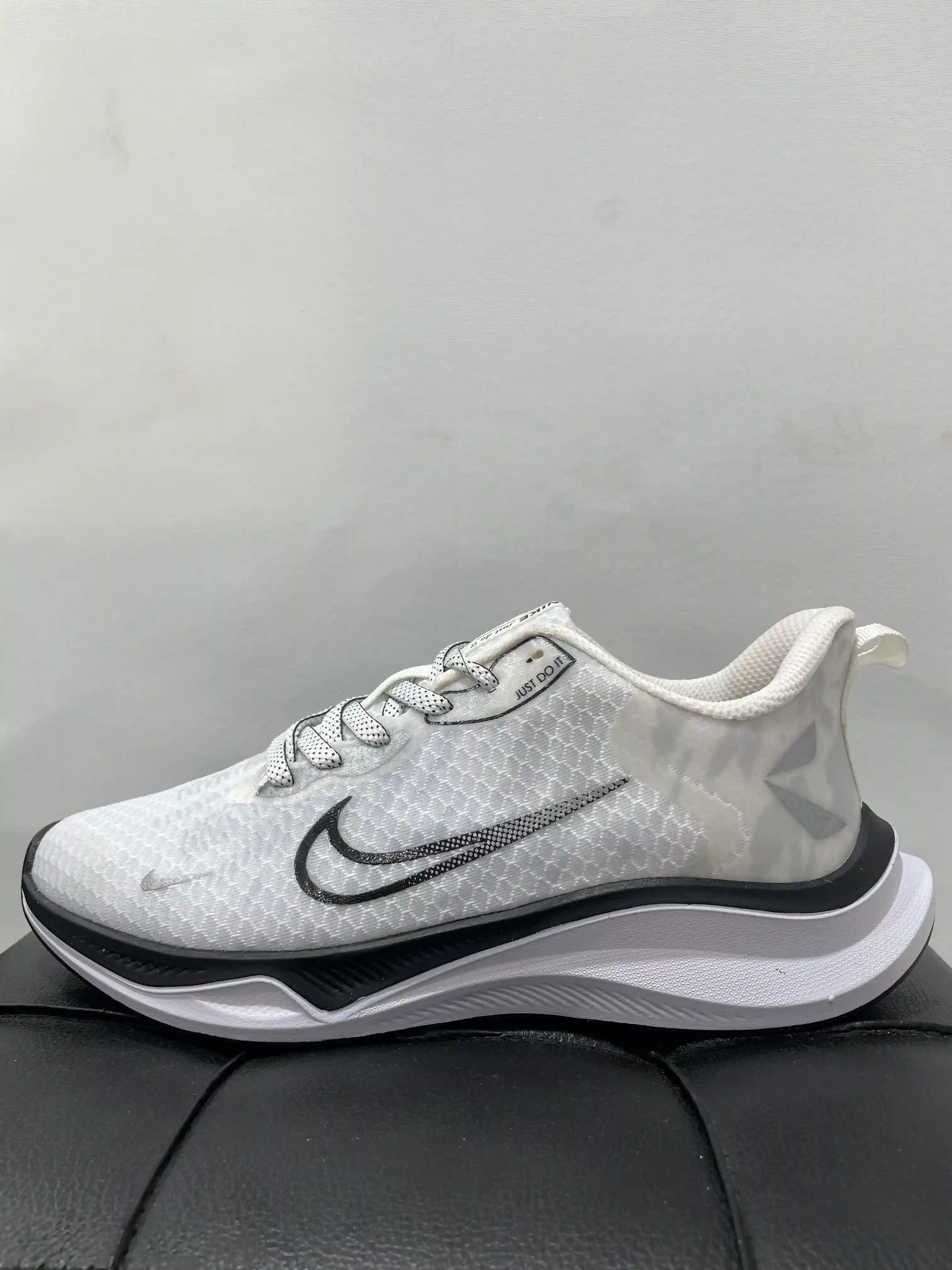 نایک زوم بزرگ پا سفید