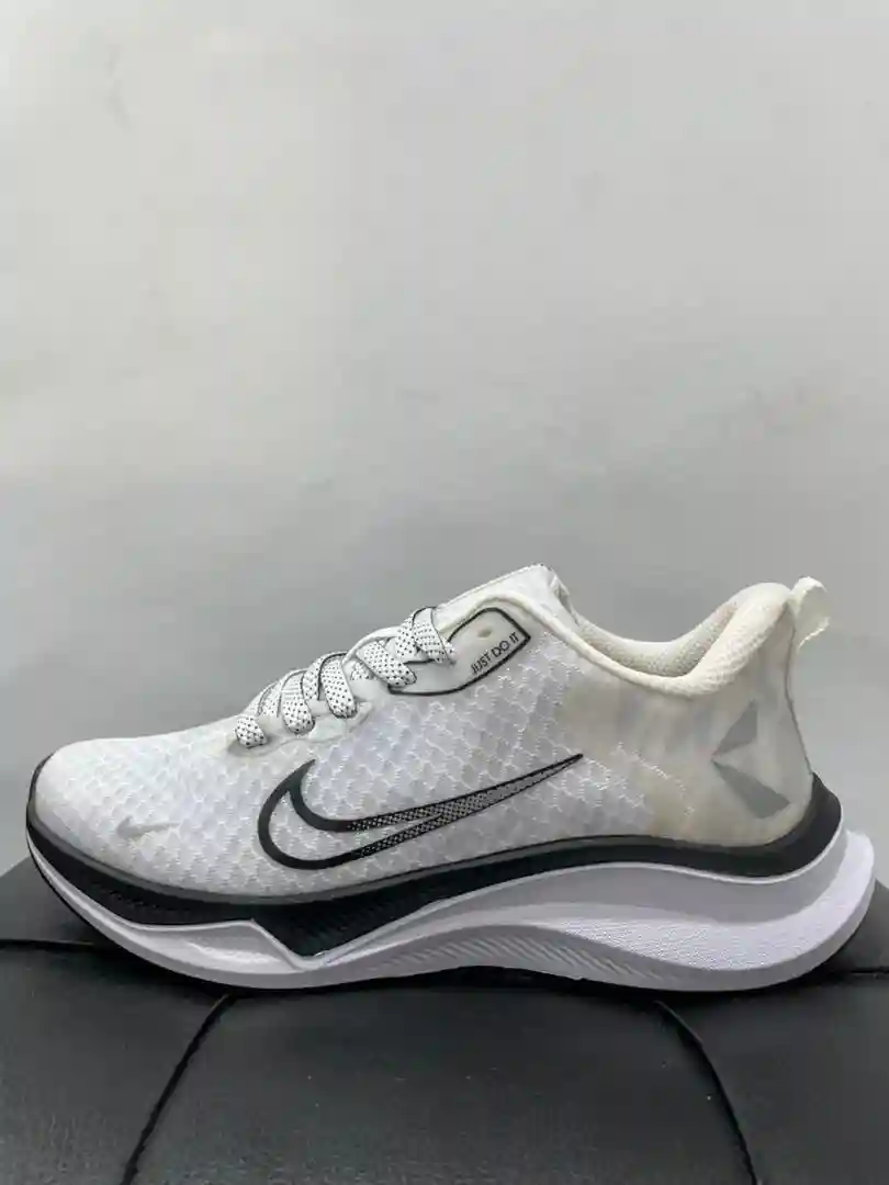 نایک زوم سفید