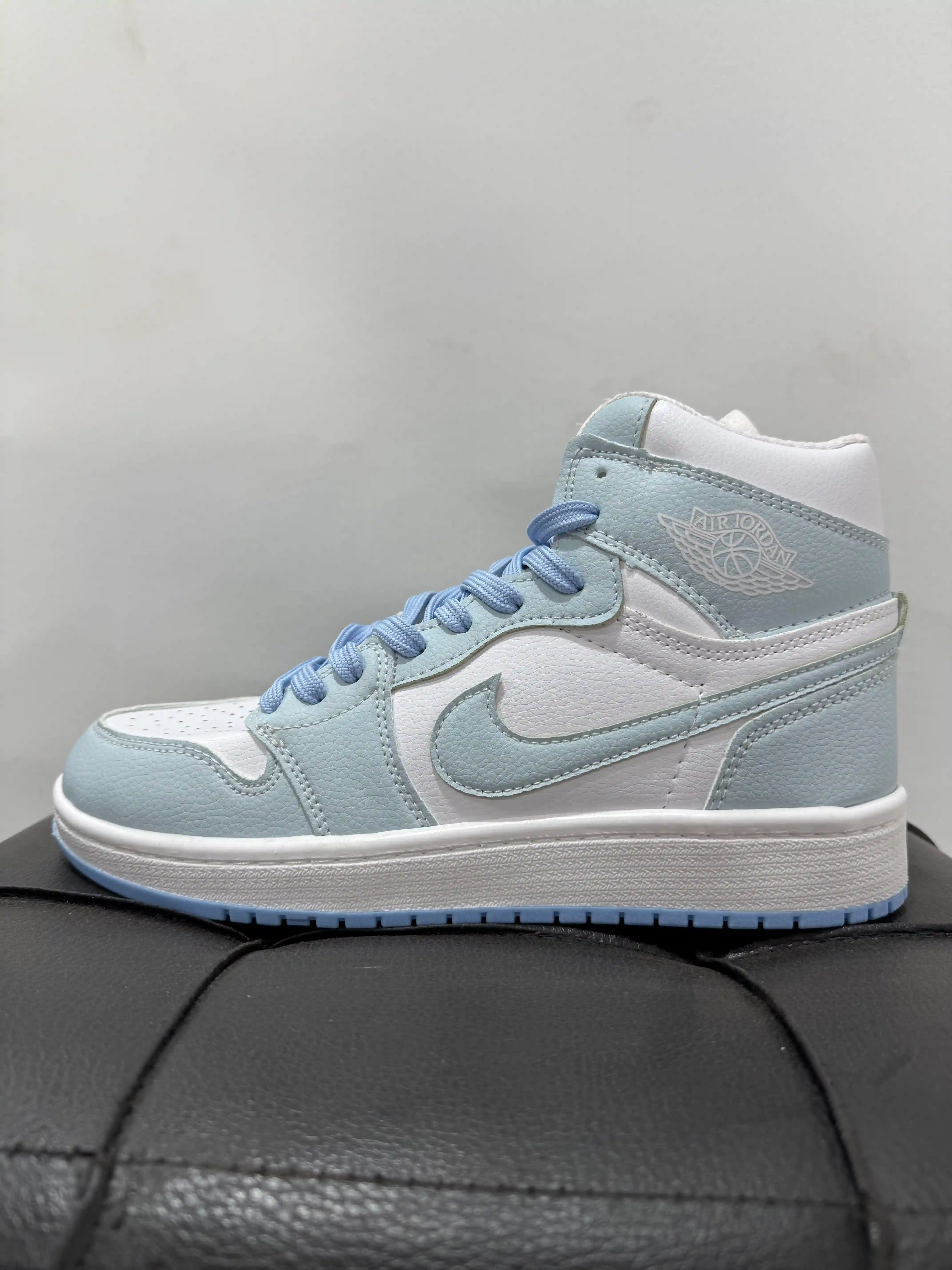 جردن 1سفید آبی 