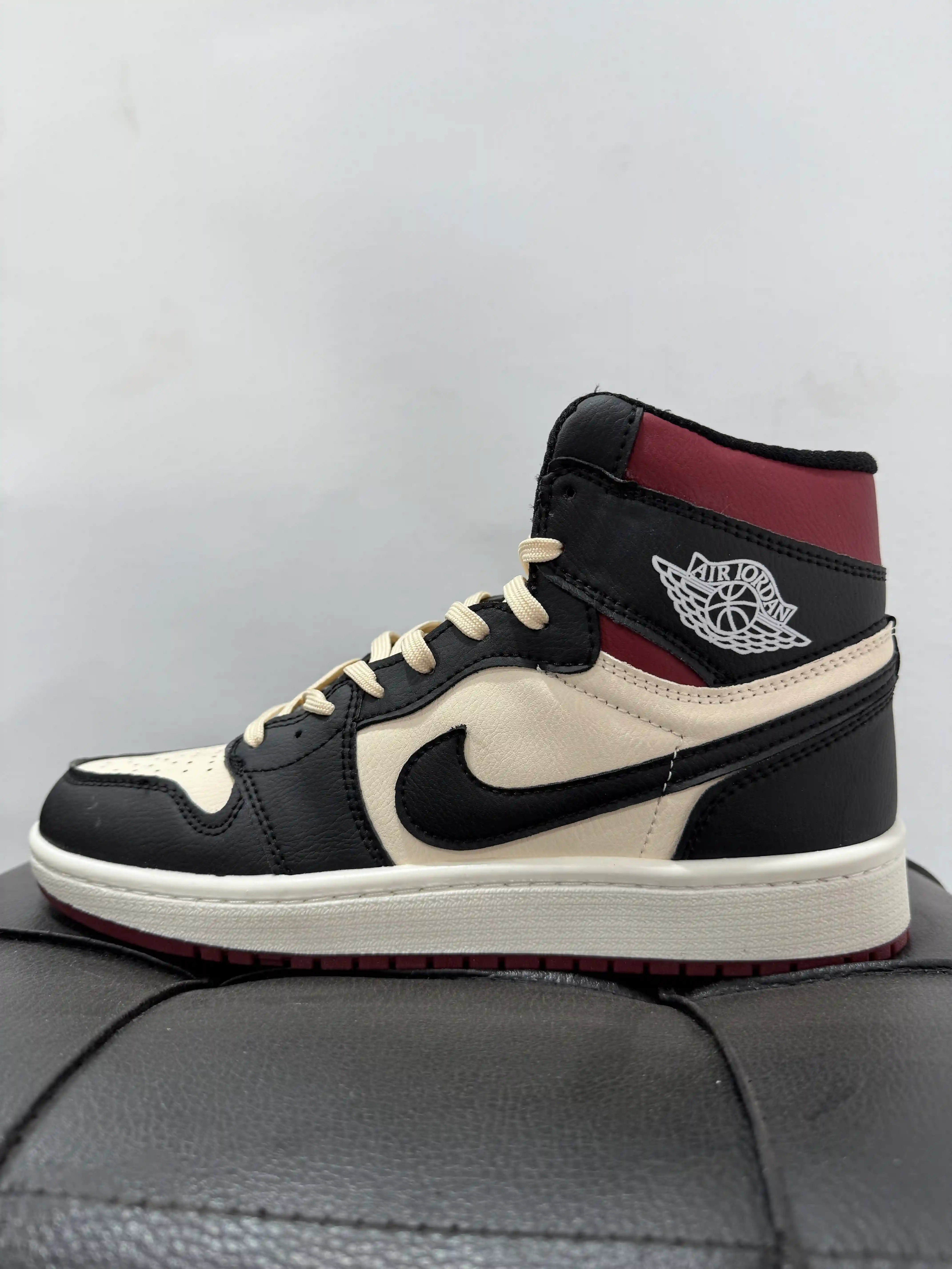 جردن 1مشکی کرم 