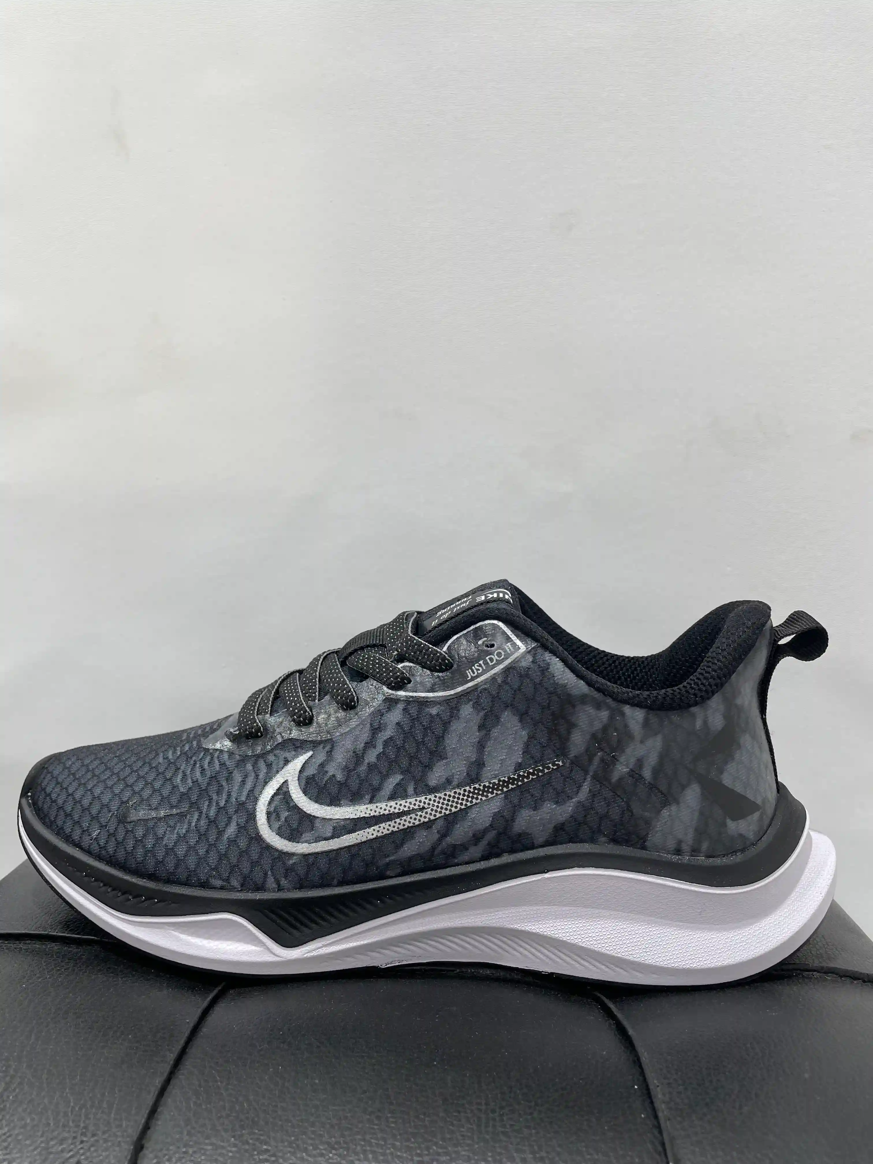 نایک زوم بزرگ پا مشکی سفید