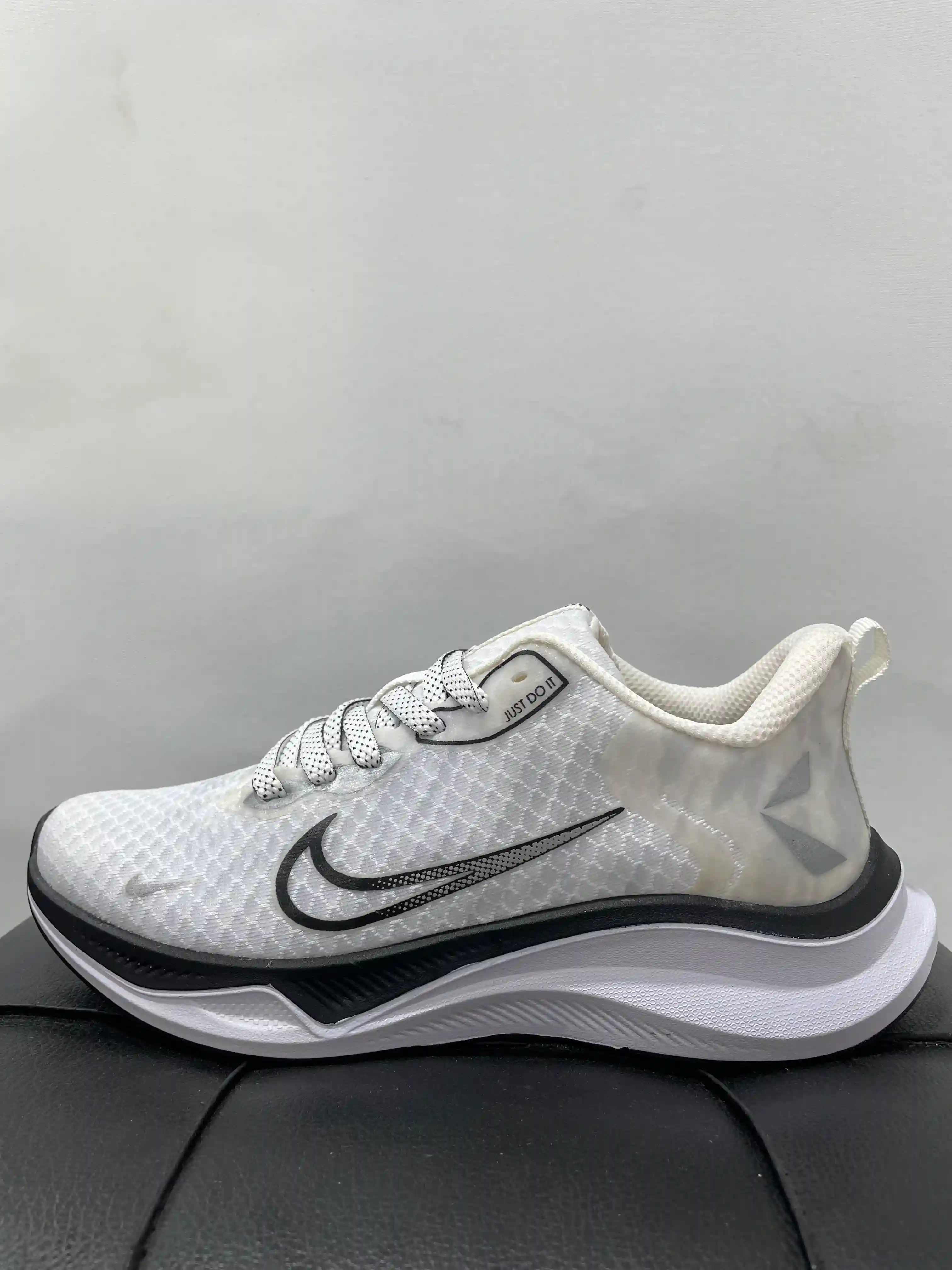 نایک زوم بزرگ پا سفید