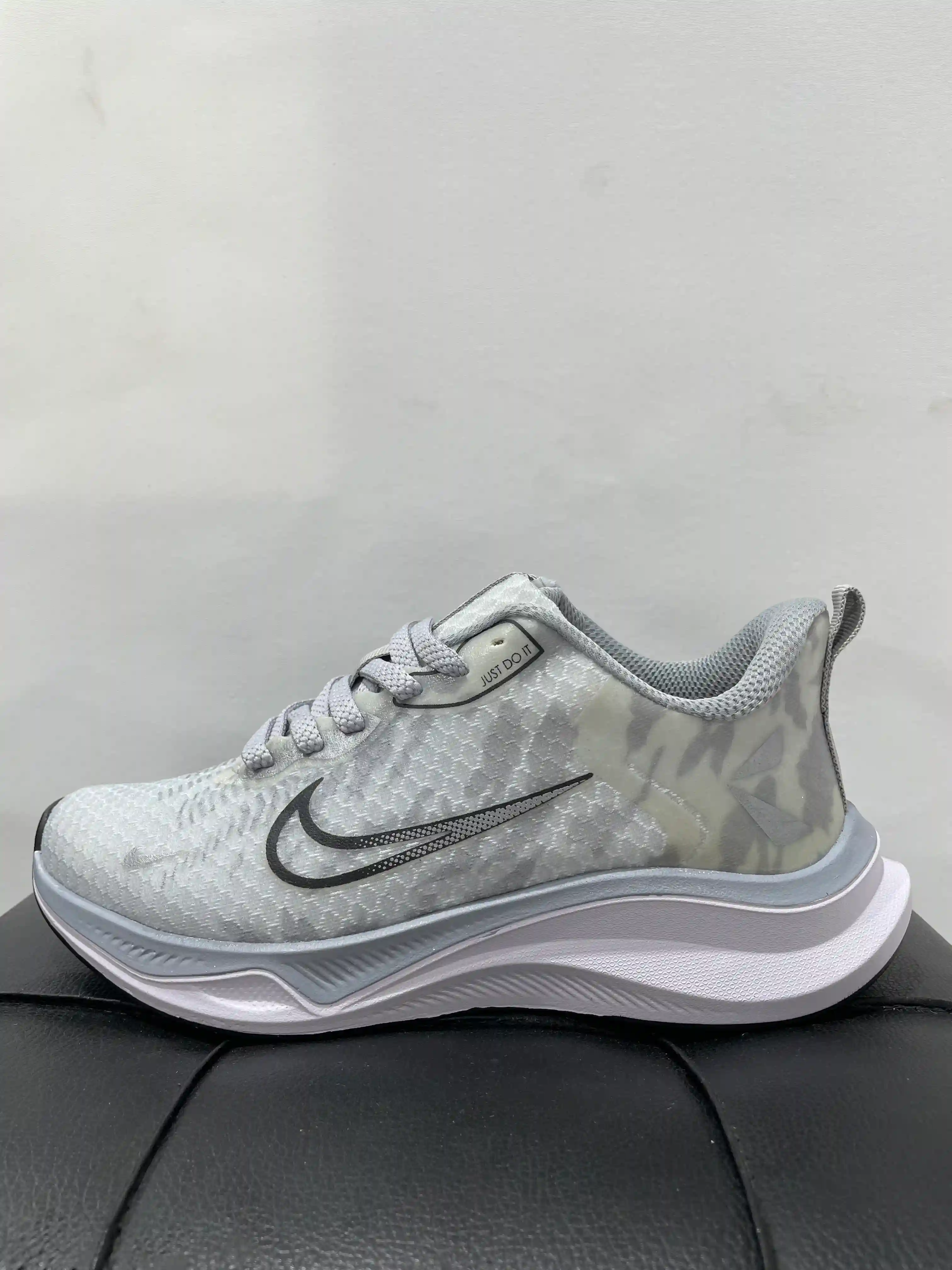 نایک زوم بزرگ پا طوسی روشن