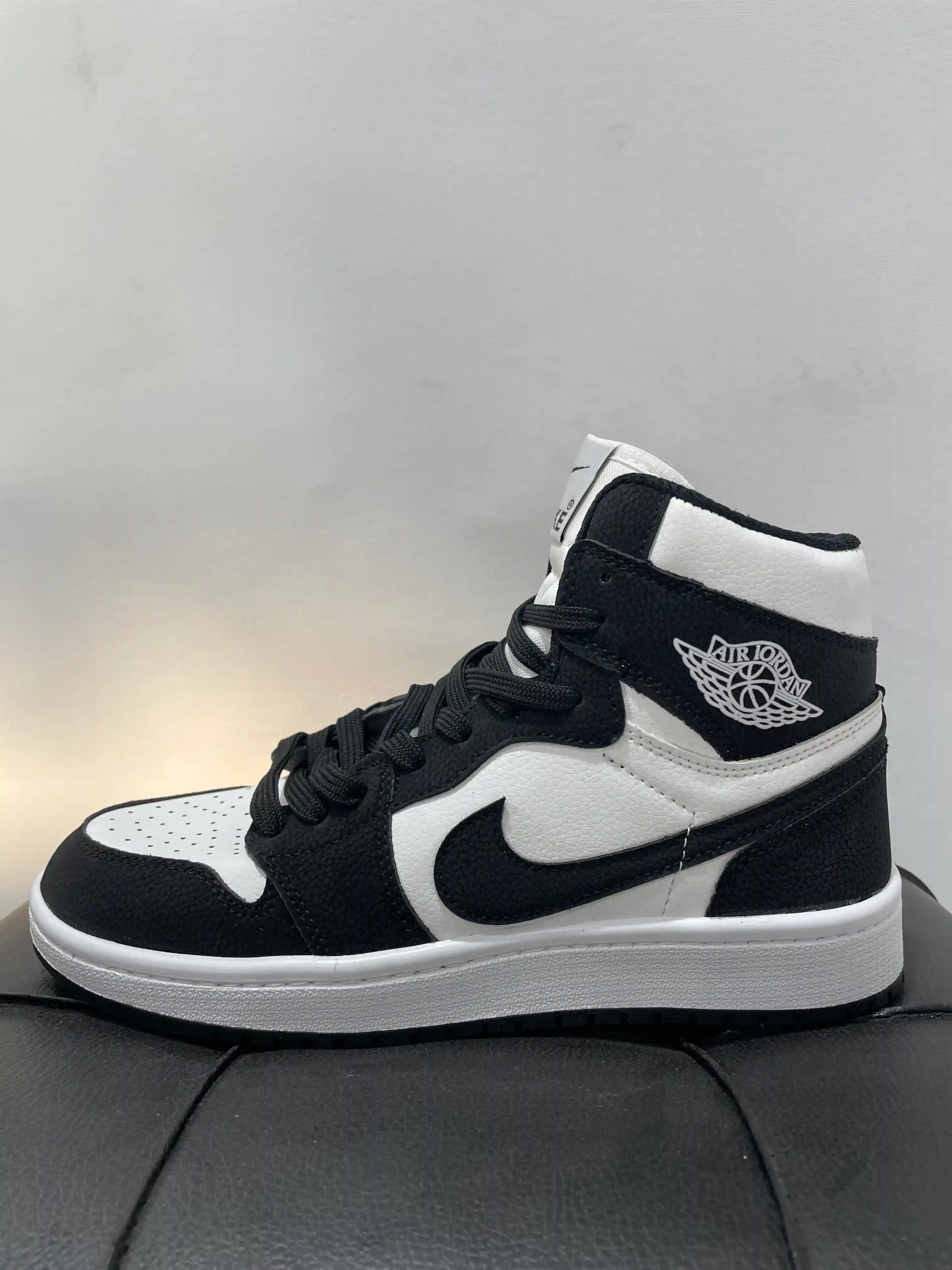 جردن ۱ مشکی سفید