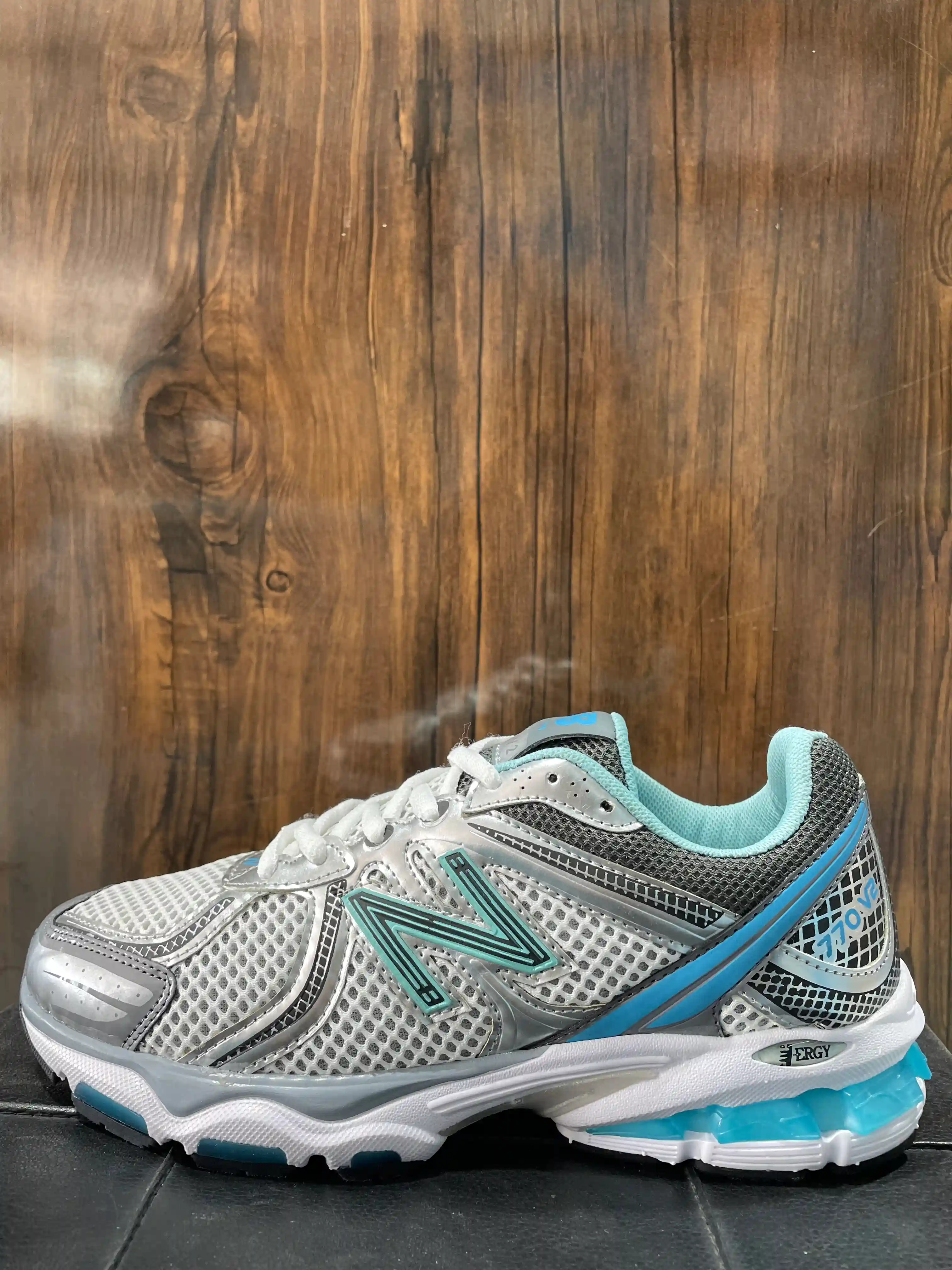 نیوبالانس ۷۷۰ آبی