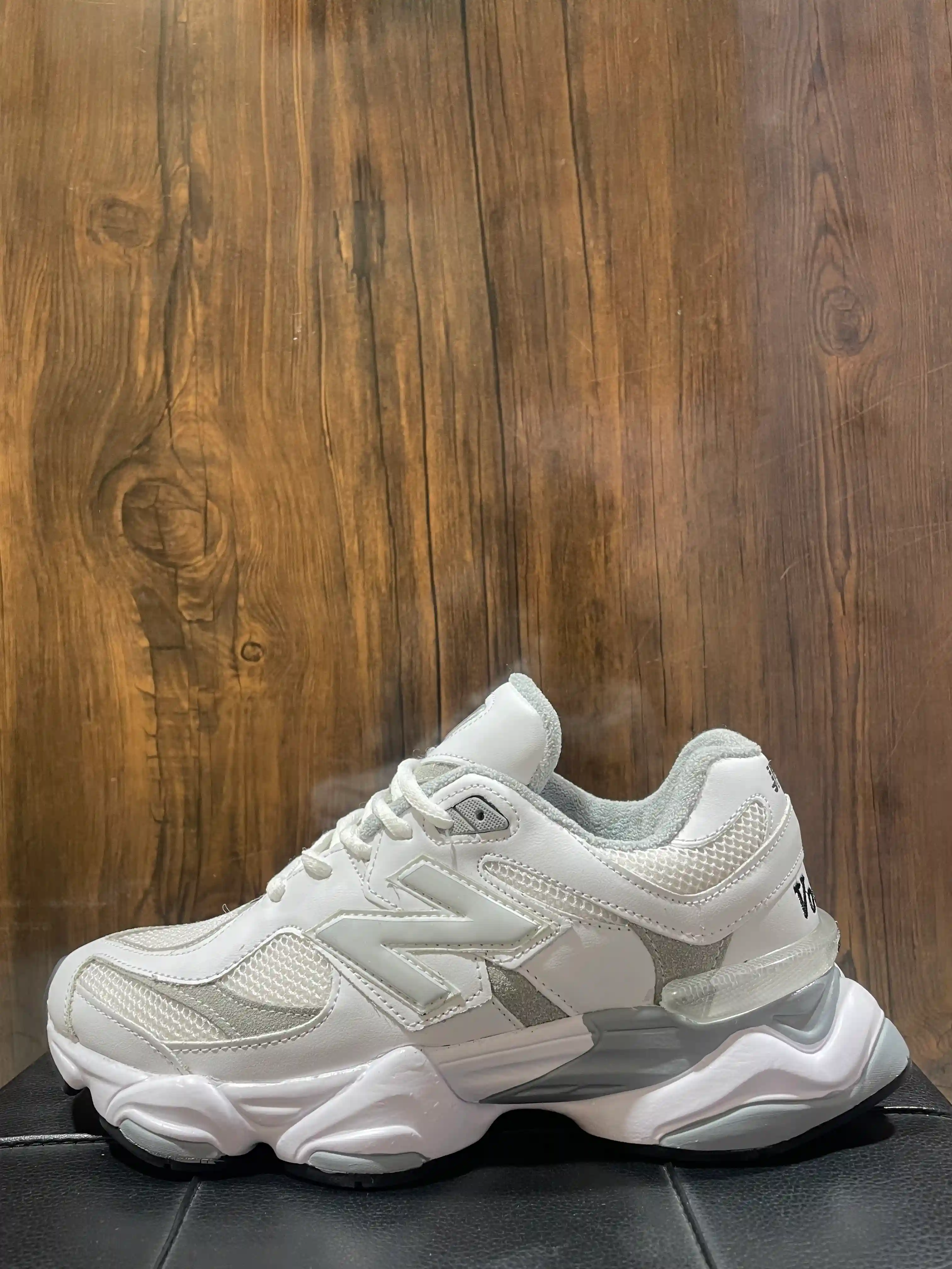 نیوبالانس ۹۰۶۰ سفید طوسی